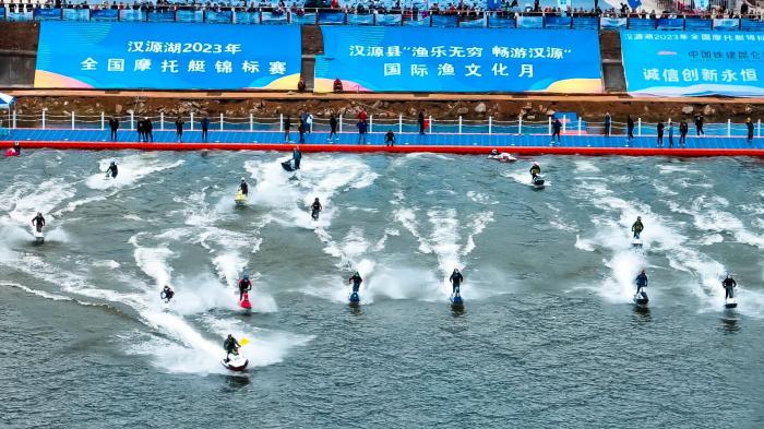 全国摩托艇锦标赛在汉源湖盛大开幕，百余名运