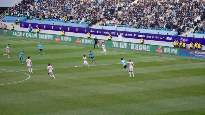 中超联赛第三轮球迷看台畅饮无醇白啤 青岛啤酒