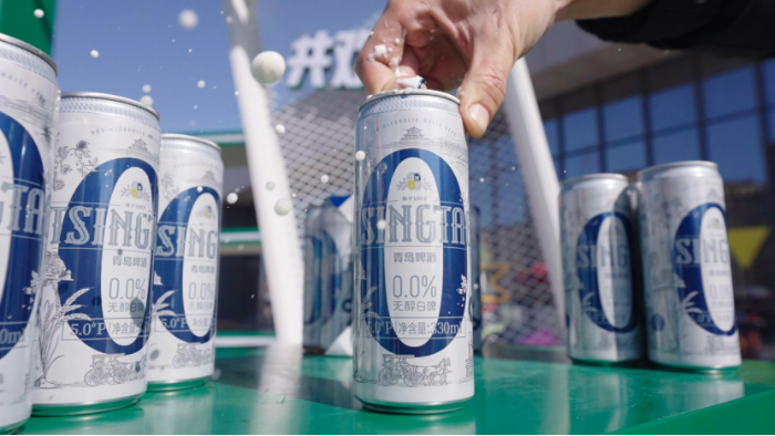 中超联赛第三轮球迷看台畅饮无醇白啤 青岛啤酒