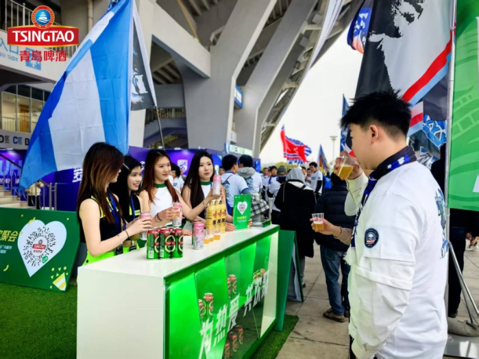 中超联赛第三轮球迷看台畅饮无醇白啤 青岛啤酒