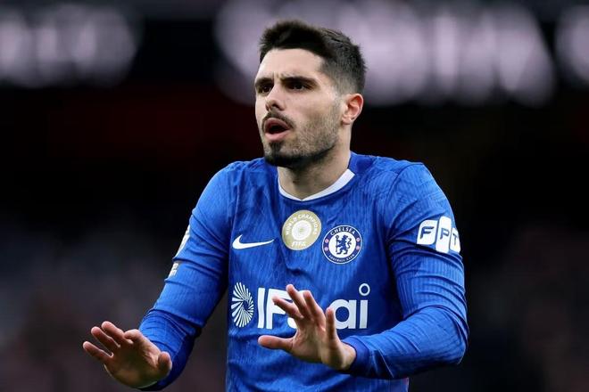 切尔西边锋佩德罗-内托欧冠推搡球童仅被警告引