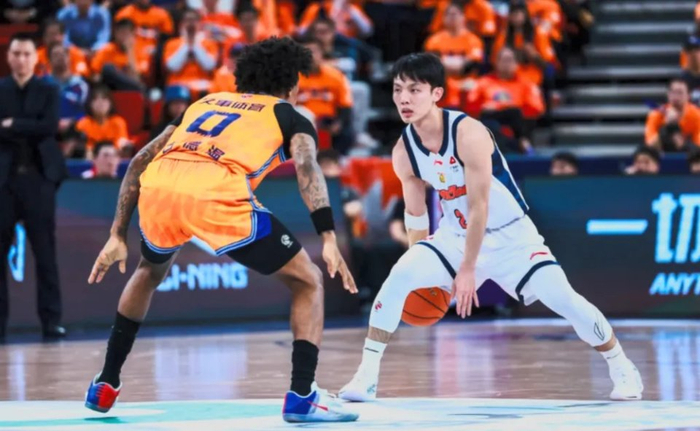 徐杰怒怼球迷成惨败缩影，广东男篮客场崩盘遭