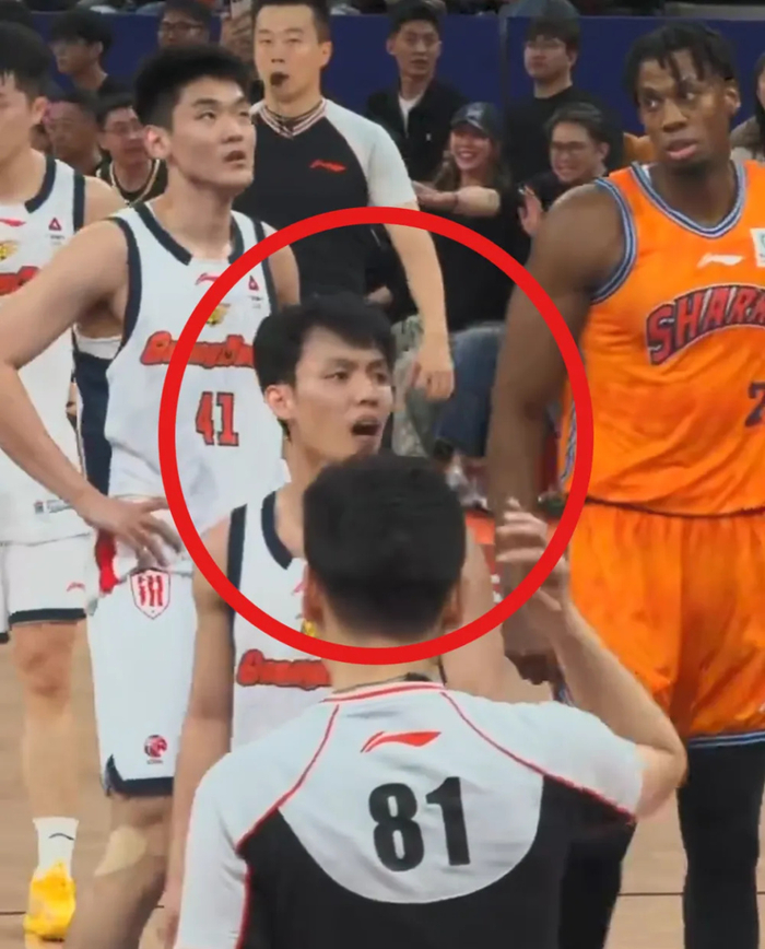 徐杰怒怼球迷成惨败缩影，广东男篮客场崩盘遭