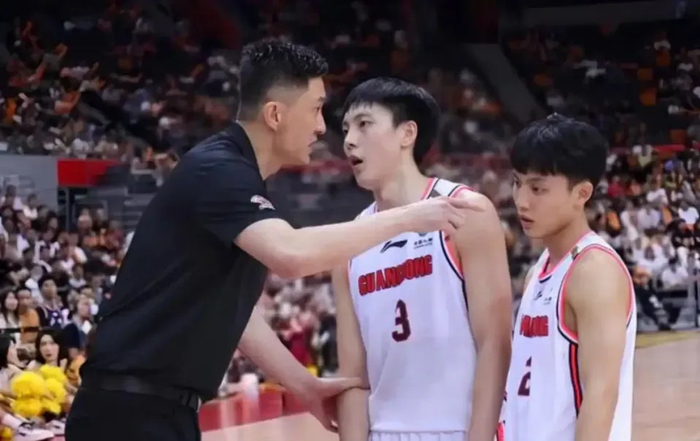 徐杰怒怼球迷成惨败缩影，广东男篮客场崩盘遭