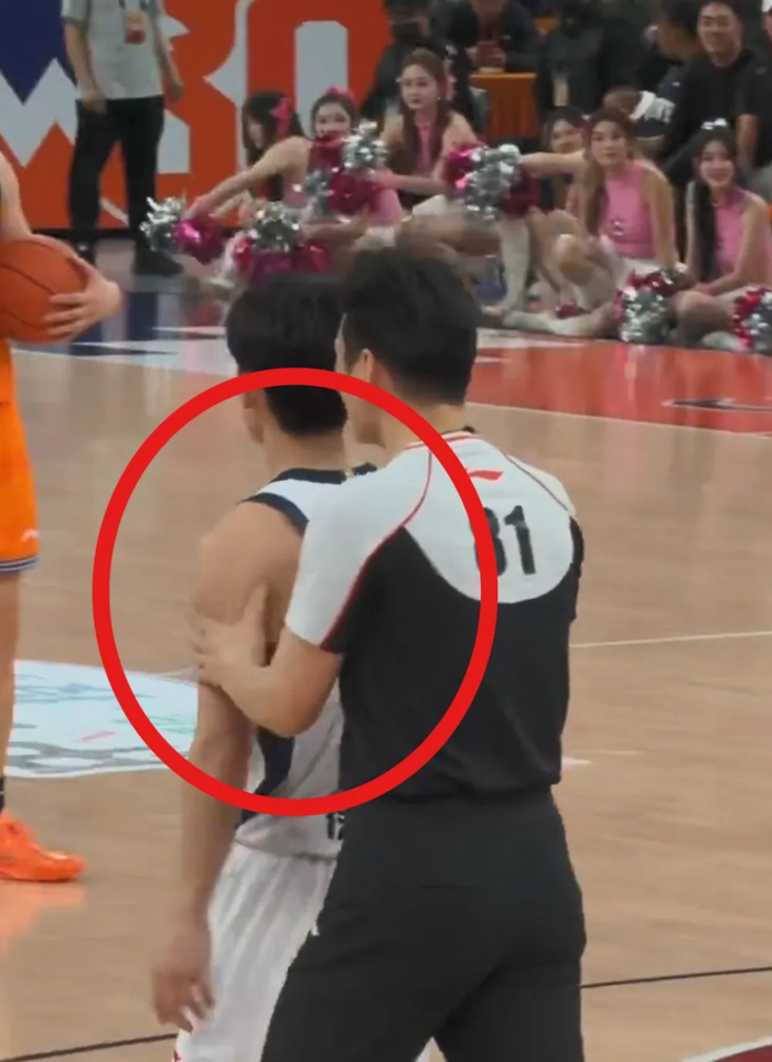 徐杰怒怼球迷成惨败缩影，广东男篮客场崩盘遭