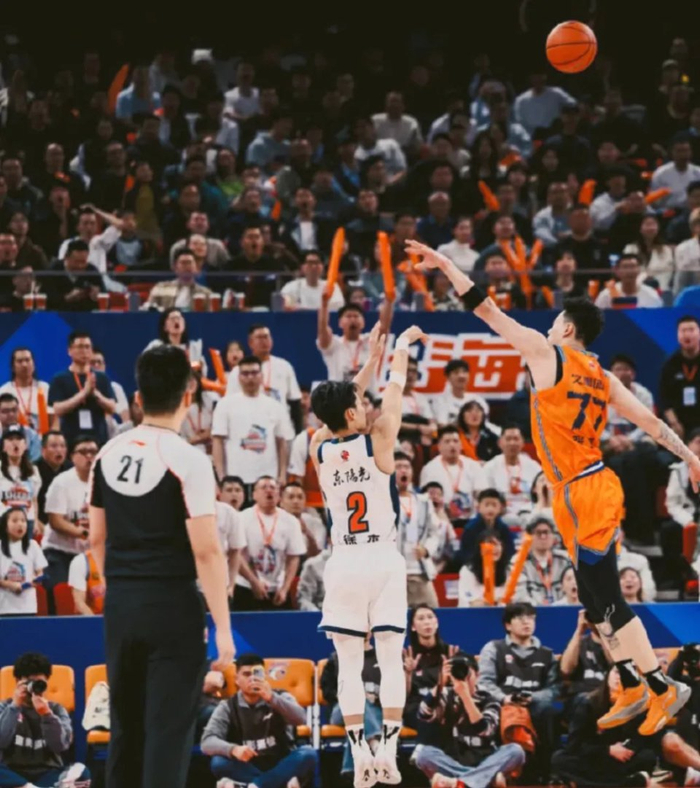徐杰怒怼球迷成惨败缩影，广东男篮客场崩盘遭