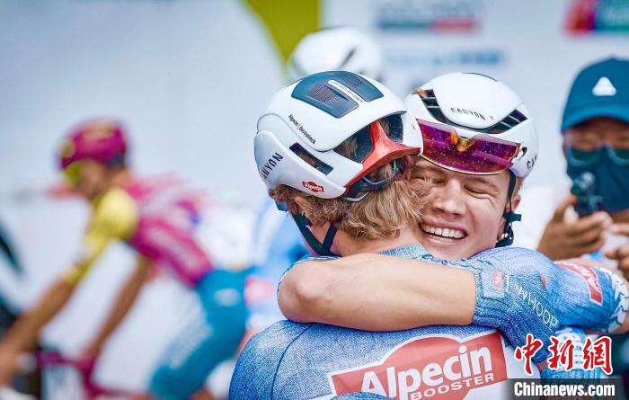 比利时车手勇夺环湖赛第五赛段冠军 青海湖畔上