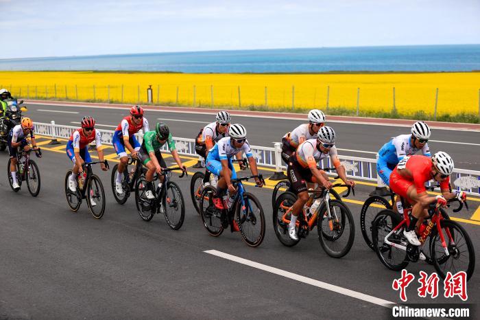 比利时车手勇夺环湖赛第五赛段冠军 青海湖畔上