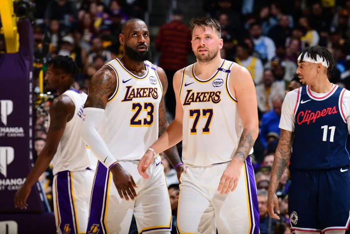 湖人主场迎战骑士 詹姆斯与东契奇巅峰对决伤病