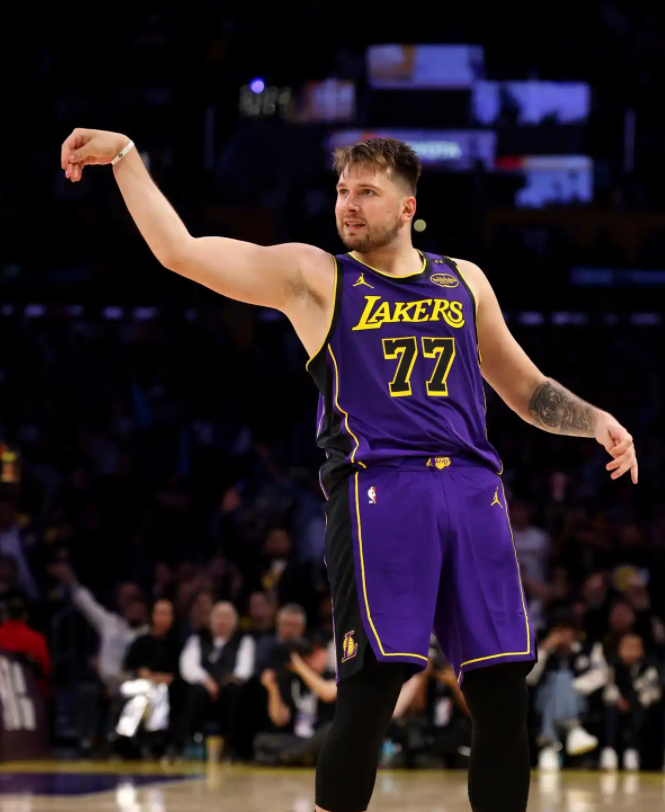 湖人主场迎战骑士 詹姆斯与东契奇巅峰对决伤病