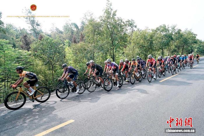 第二届中国公路自行车公开赛随县站开赛 1500余名