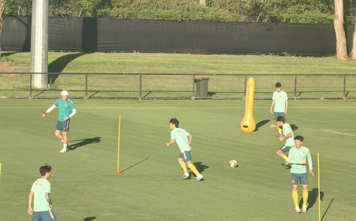 邵佳一演练边中结合战术国足备战库拉索国际赛